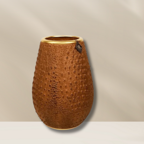 Crocodile L vaas bruin van PeriLiving met gouden details, krokodillenleer patroon. Verkrijgbaar bij BloomFever