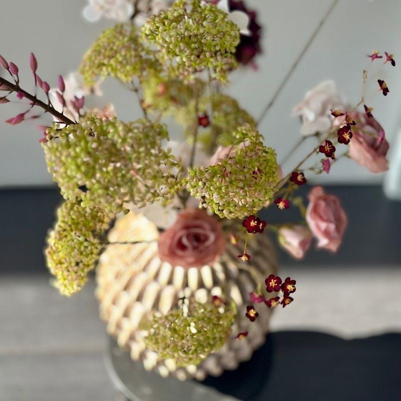 close up van kunstboeket donna met zijden bloemen van silkka in de trendkleuren 2025 bordeauxrood en oudroze. 