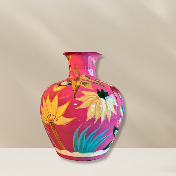 Fuchsia Flower Bomb vaas van BloomFever, gemaakt van staal met handgeschilderde bloemen erop.