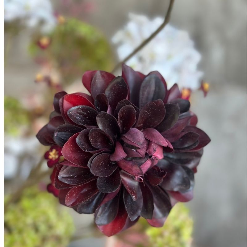 Prachtige kunstbloem dahlia in bordeaux rode kleur van het merk silkka. Is onderdeel uit het kunstboeket donna van de collectie bloomfever
