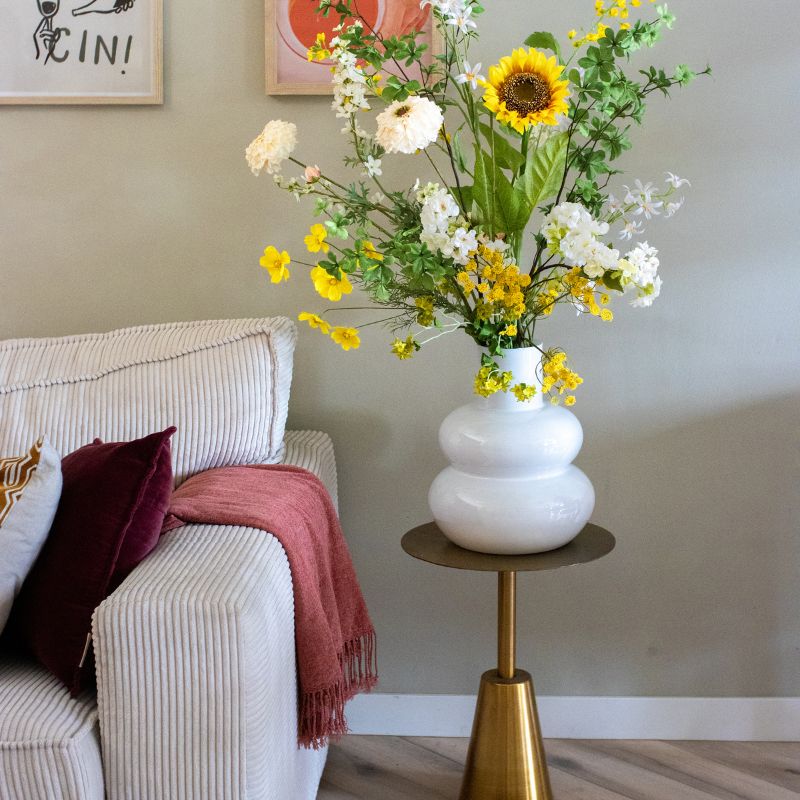 prachtig tijdloos kunstboeket Aaf uit de collectie van bloomfever gestyled in een witte bubbelvaas. Gepresenteerd in een modern interieur.