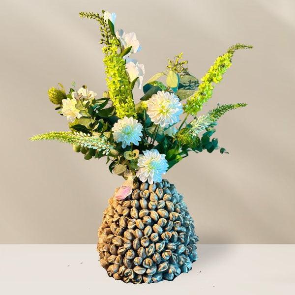 Een elegant kunstbloemenboeket genaamd "Bess", met prachtige witte bloemen in een beige Pistache L vaas van PeriLiving