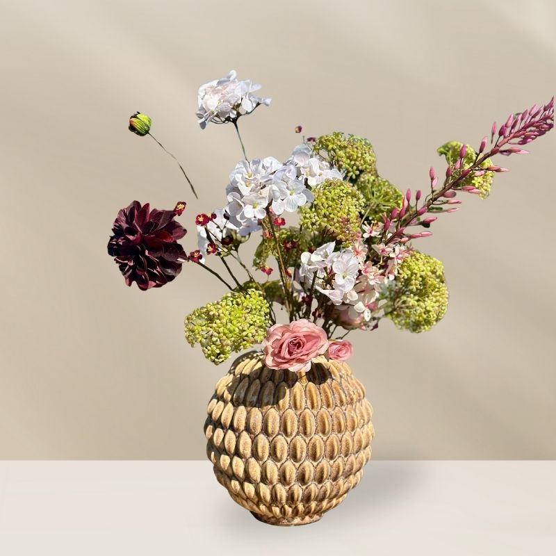kunstboeket donna in zandkleurige bubbelvaas van periliving. zijden bloemen uit de collectie van bloomfever in de trendkleuren najaar 2025 oudroze, en bordeauxrood