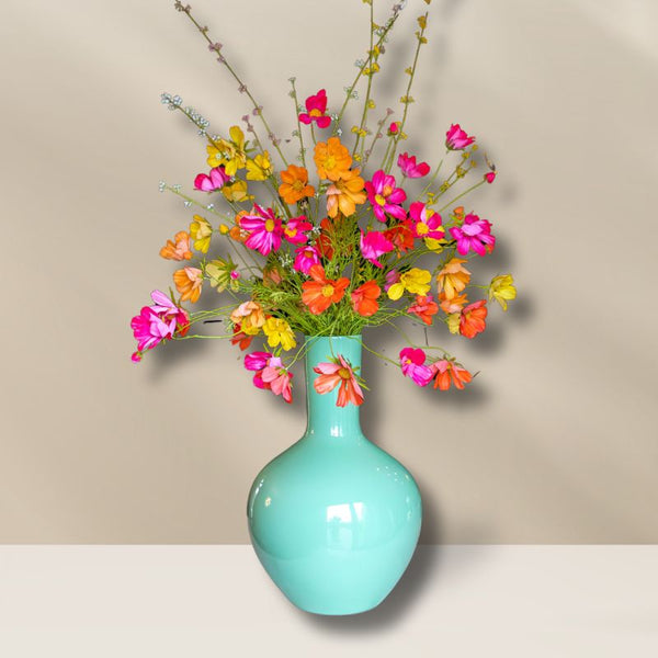 Luxe kunstboeket uit de collectie van  bloomfever met zijden bloemen van silkka zoals cosmostakken in verschillende kleuren zoals fuchsia, oranje en geel