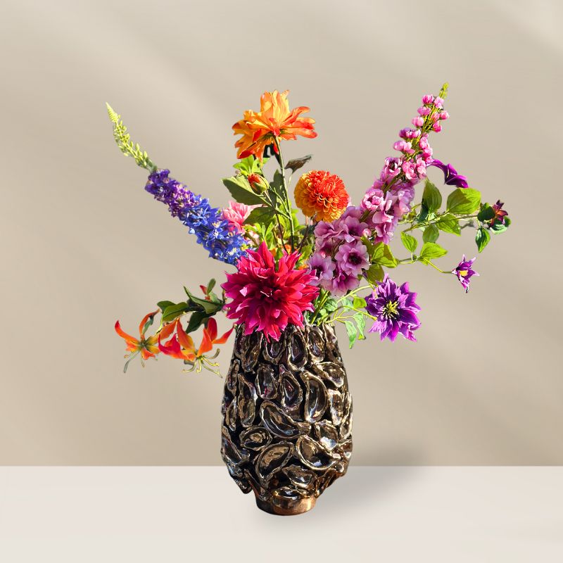 luxe kunstboeket met diverse kleuren zijden bloemen zoals. gestyled in de prachtige oystervaas van periliving in de kleur bronze. boeket en vaas verkijgbaar bij bloomfever