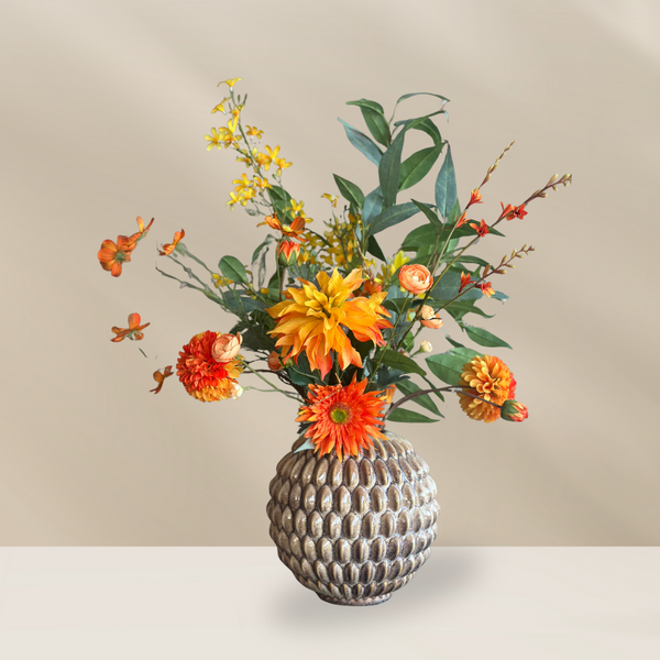 Kunstboeket Quinty van BloomFever met oranje en rode dahlia’s, gele bloesem en eucalyptusbladeren van hoogwaardige zijden bloemen.