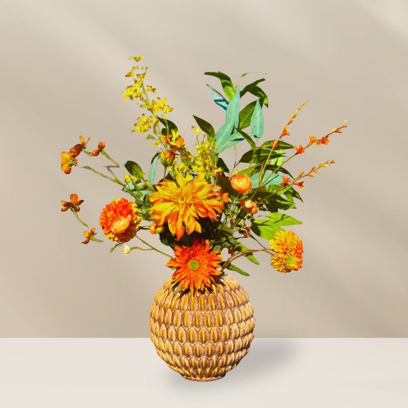 Kunstboeket Quinty van BloomFever met oranje en rode dahlia’s, gele bloesem en eucalyptusbladeren van hoogwaardige zijden bloemen.