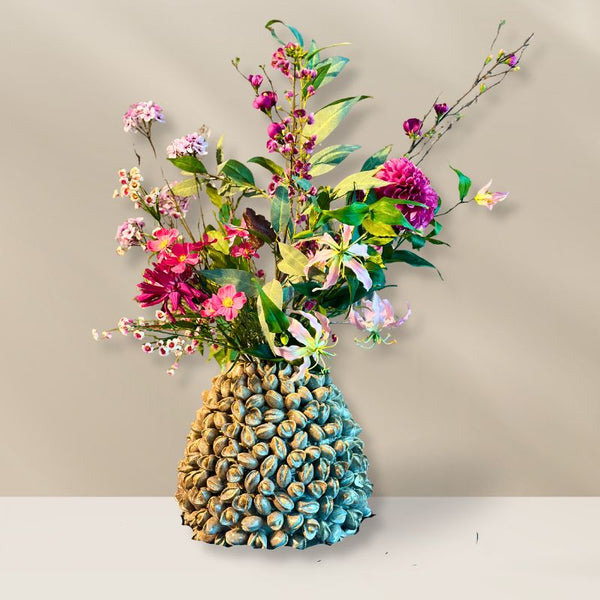 Zijdenbloemenboeket Scottie in de keramieke Pistache L vaas van PeriLiving, met vrolijke kleuren zoals roze en groen, gecombineerd met pistache nootjes in het ontwerp van de vaas, die een frisse lente-uitstraling geven aan het interieur.