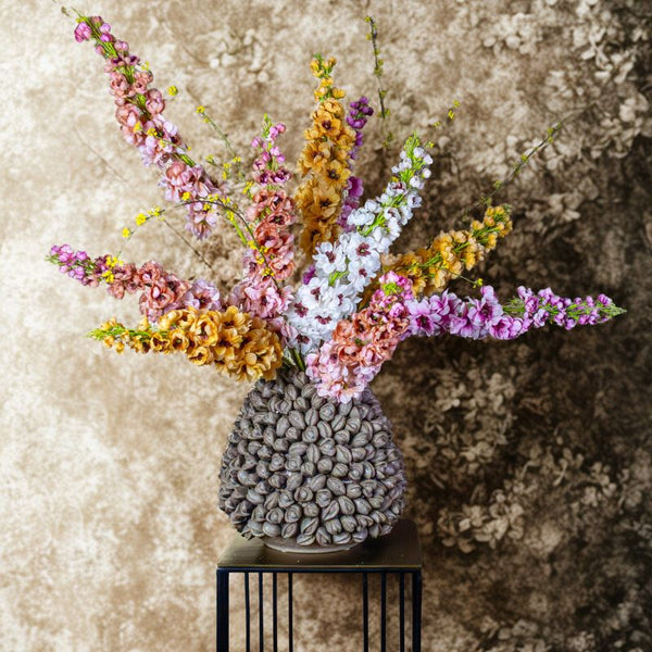 kunstboeket uitbundig uit de collectie van Bloomfever. zijden bloemen in de prachtige pistachio vaas van periliving voor het zakelijke bloemenabonnement