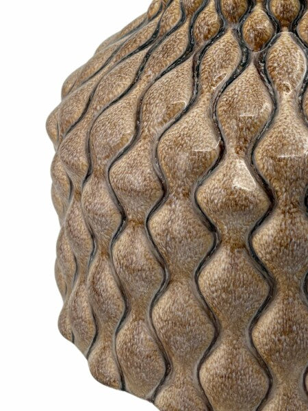 close up van de prachtige living diamond vaas van periliving. Luxe interieur piece van keramiek. Verkrijgbaar bij Bloomfever