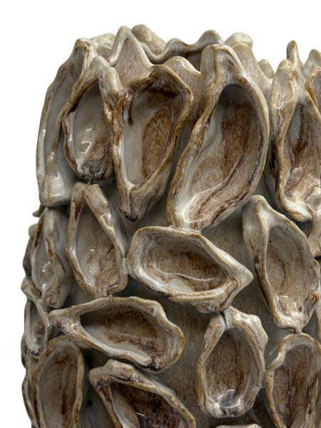 Close up van Keramieken vaas Living Oyster Beige M van Peri Living met handgemaakte schelpenstructuur en glanzende beige tint, luxe statement voor elk interieur. Verkrijgbaar bij BloomFever