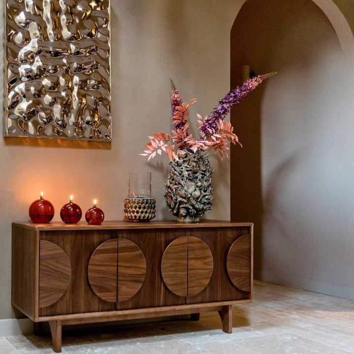 Keramieken blauwe Ocean M vaas van PeriLiving met decoratieve schelpen en zeesterren verkrijgbaar bij 
BloomFever.