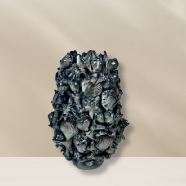 Keramieken blauwe Ocean M vaas van PeriLiving met decoratieve schelpen en zeesterren verkrijgbaar bij 
BloomFever.