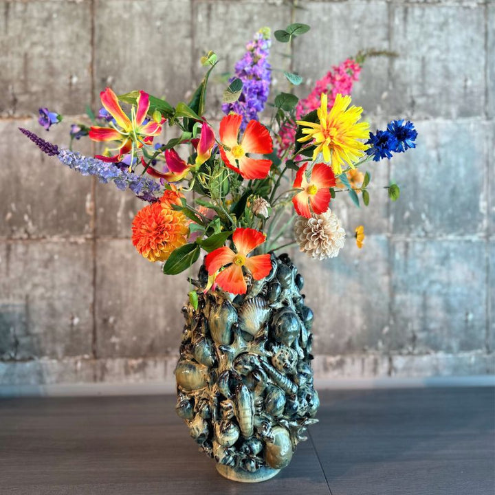 Keramieken blauwe Ocean M vaas van PeriLiving met decoratieve schelpen en zeesterren verkrijgbaar bij 
BloomFever.