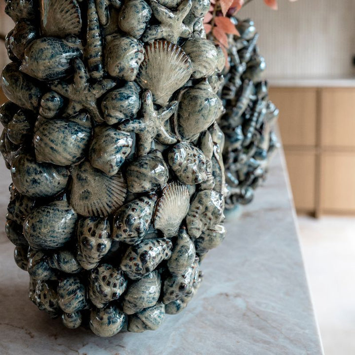 Keramieken blauwe Ocean M vaas van PeriLiving met decoratieve schelpen en zeesterren verkrijgbaar bij 
BloomFever.