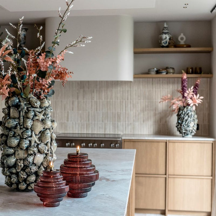 Keramieken blauwe Ocean M vaas van PeriLiving met decoratieve schelpen en zeesterren verkrijgbaar bij 
BloomFever.