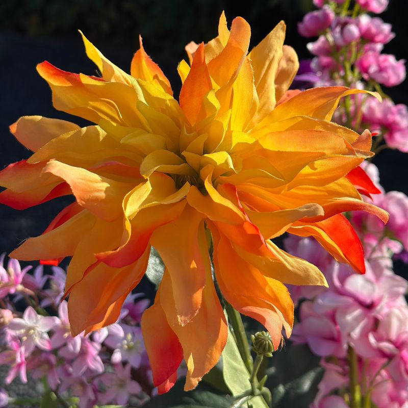 close up van een zijden oranje dahlia van silkka. komt uit het kunstboeket Natalia van bloomfever
