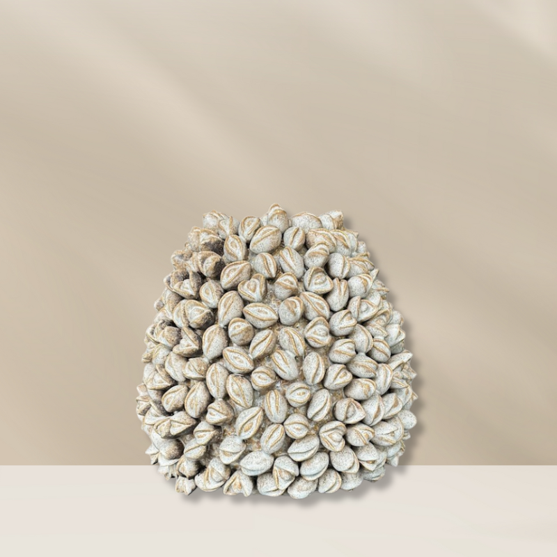 Keramieken pistachio l vaas van Periliving in beige met levensechte pistache nootjes, verkrijgbaar bij BloomFever