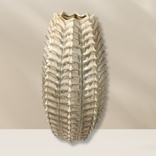 Creme kleurige keramieken sandy wave XL vaas van periliving met opvallend wave-patroon, verkrijgbaar bij BloomFever.