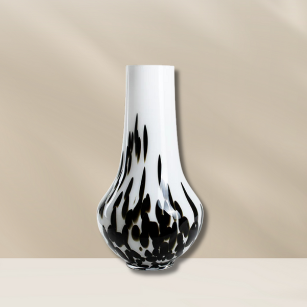 Glazen Splash vaas XL van Jodeco Glas in wit met zwarte splash-druppels – moderne designvaas en opvallende eyecatcher voor elk interieur, verkrijgbaar bij BloomFever