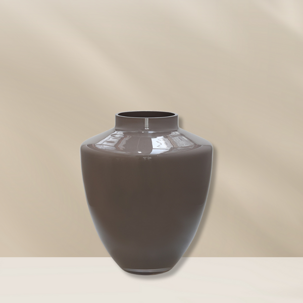 Tugela Earth vaas van Vase the World, een mond geblazen glazen vaas in een aardse kleur, verkrijgbaar bij BloomFever.