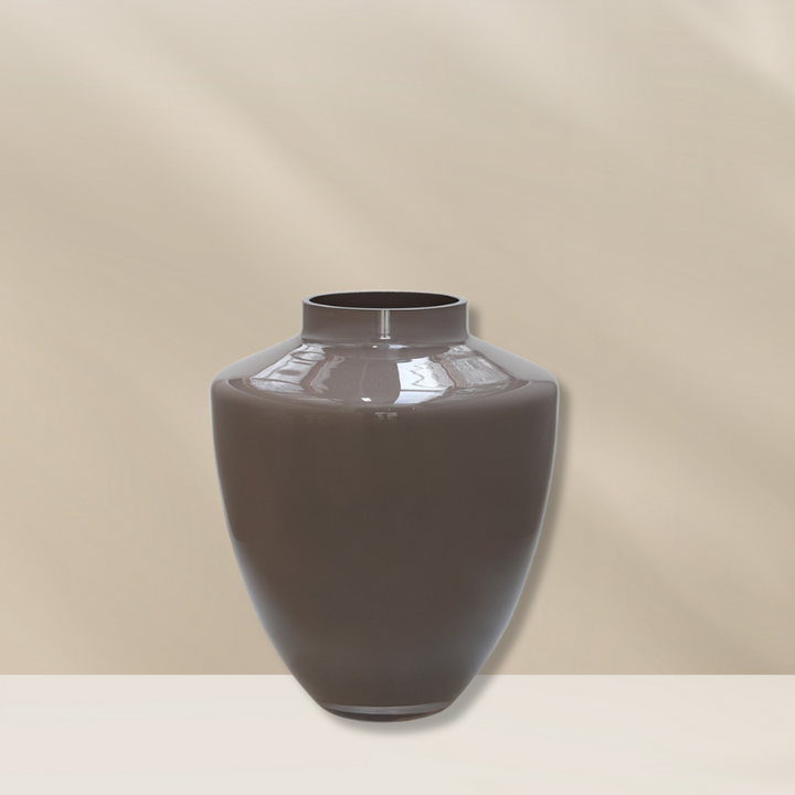 Tugela Earth vaas van Vase the World, een mond geblazen glazen vaas in een aardse kleur, verkrijgbaar bij BloomFever.