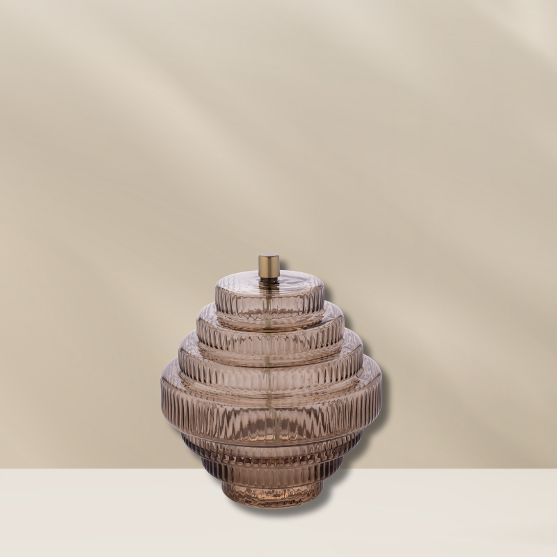 Champagnekleurige olielamp Twin L van Peri Living, met een gelaagd glazen ontwerp en een messing knop, verkrijgbaar bij BloomFever