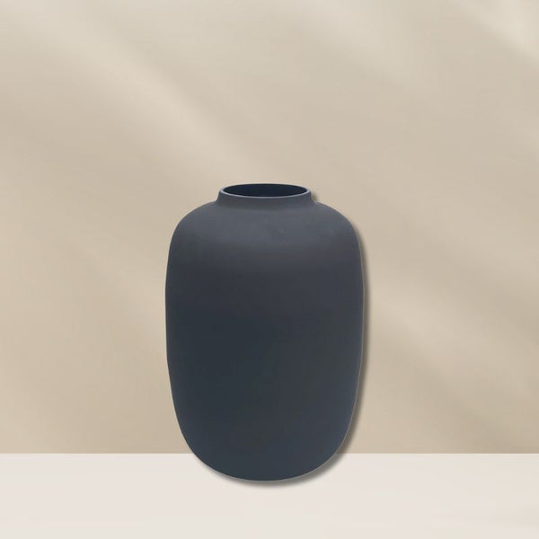 Mooie mat zwarte vaas in maat s van het merk Vase the World. Staat prchtig met een paar kunsttakken van bloomfever