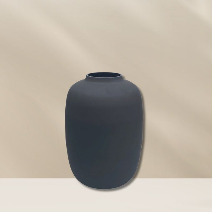 Mooie mat zwarte vaas in maat s van het merk Vase the World. Staat prchtig met een paar kunsttakken van bloomfever