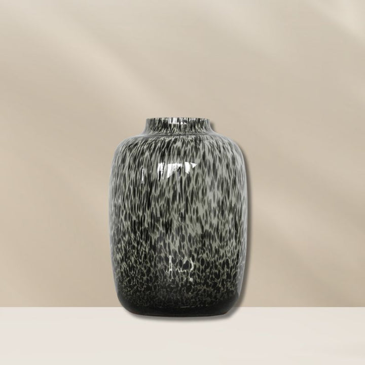prachtige artic cheeta vaas maat S van het merk Vase the World. verkrijgbaar bij bloomfever