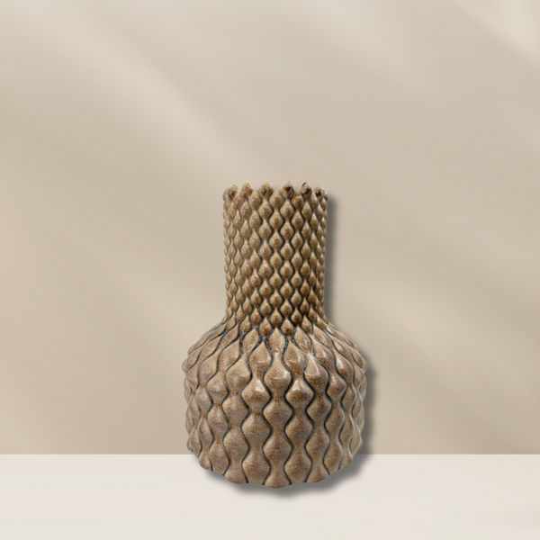 Ontdek de Living Diamond Beige L van Peri Living: een grote keramieken vaas in beige met diamantpatroon. Luxe eyecatcher met of zonder bloemen. Verkrijgbaar bij BloomFever