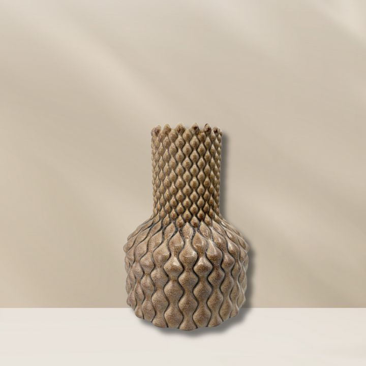 Ontdek de Living Diamond Beige L van Peri Living: een grote keramieken vaas in beige met diamantpatroon. Luxe eyecatcher met of zonder bloemen. Verkrijgbaar bij BloomFever