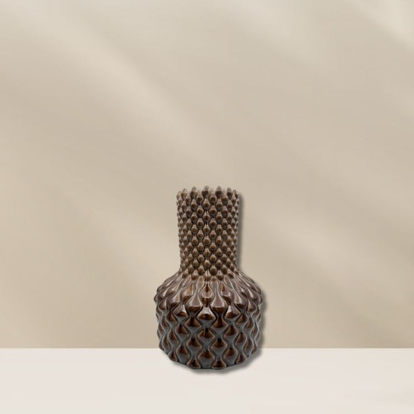 Living diamond marron m vaas van PeriLiving, verkrijgbaar bij BloomFever. Materiaal keramiek. Kleur is een warme, messing-achtige bruine tint. 