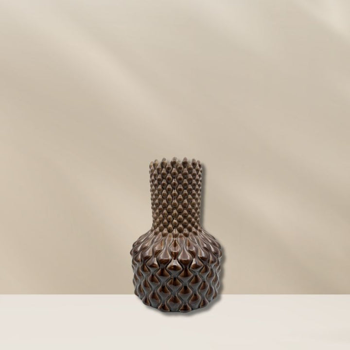Living diamond marron m vaas van PeriLiving, verkrijgbaar bij BloomFever. Materiaal keramiek. Kleur is een warme, messing-achtige bruine tint. 