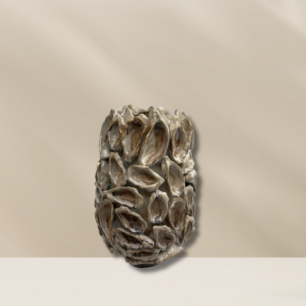 Oyster vaas in beige kleur van PeriLiving. Levensechte oesters op de keramieken vaas. Verkrijgbaar bij BloomFever.
