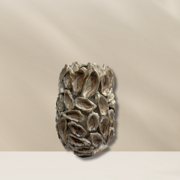 Oyster vaas in beige kleur van PeriLiving. Levensechte oesters op de keramieken vaas. Verkrijgbaar bij BloomFever.