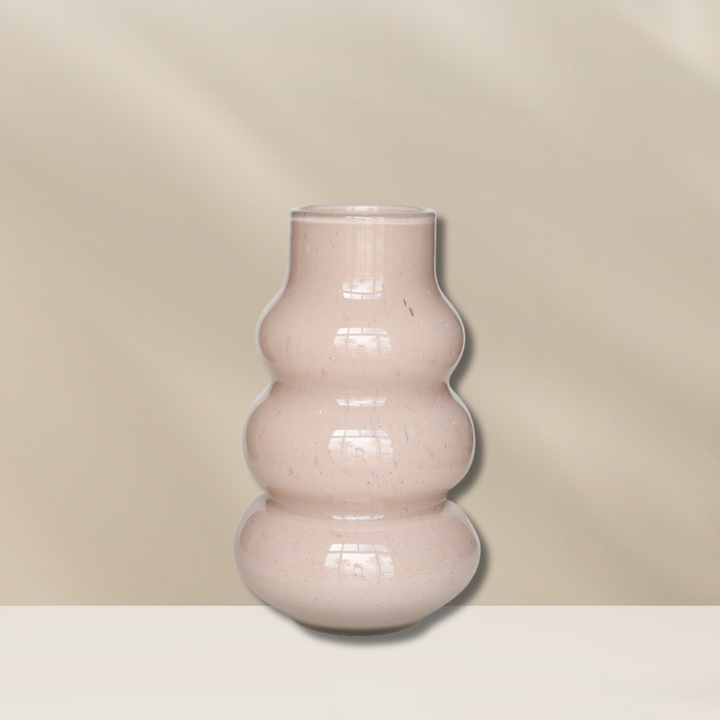 Lomami vaas van Vase The World in Ivory kleur, verkrijgbaar bij BloomFever.