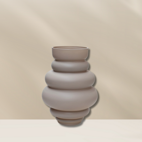 Mondgeblazen glazen vaas Maputo Mat Ivory van Vase The World in ivoorkleur met matte afwerking en organische vorm, ideaal voor bloemen of decoratie.