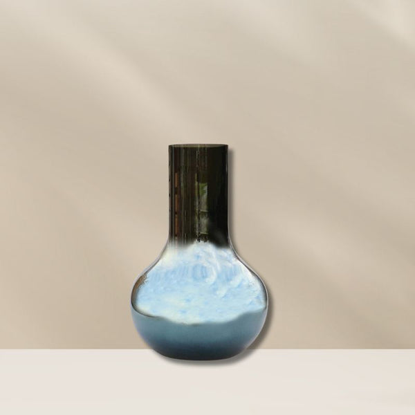 Seim gloss vaas s van Vase The World, in glanzende grijze kleur. Verkrijgbaar bij BloomFever.