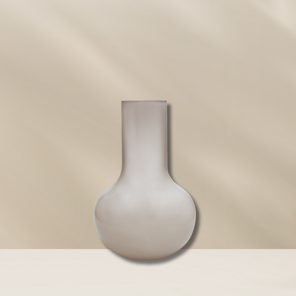 Seim vaas ivory s van Vase The World, verkrijgbaar bij BloomFever.