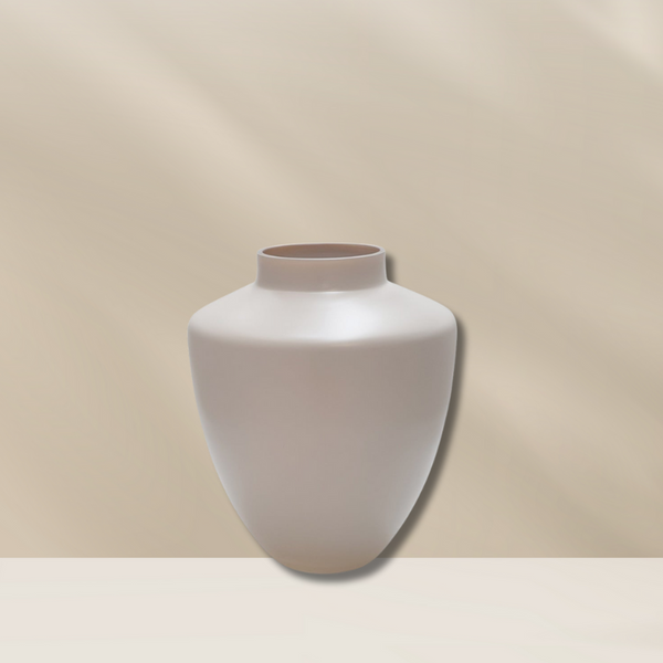 Mondgeblazen glazen vaas Tugela Ivory van Vase The World in ivoorkleur, handgemaakt en ideaal als eyecatcher met of zonder bloemen. Verkrijgbaar bij BloomFever.