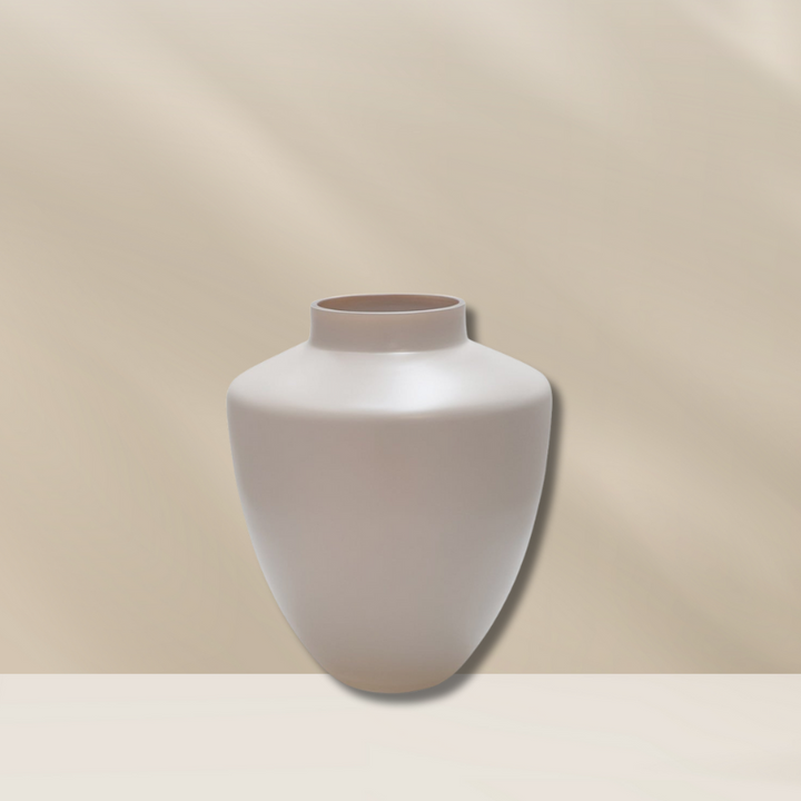 Mondgeblazen glazen vaas Tugela Ivory van Vase The World in ivoorkleur, handgemaakt en ideaal als eyecatcher met of zonder bloemen. Verkrijgbaar bij BloomFever.