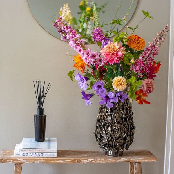 zijden boeket in prachtige oestervaas van het merk periliving. Diverse kleuren zijden bloemen van het merk Silkka uit de webshop collectie van Bloomfever